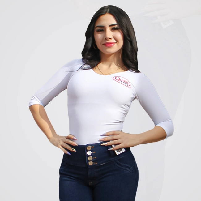 Modelando pantalones de mezclilla de mujer.