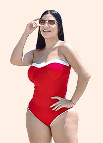 Mujer con lentes y treaje de baño con faja en color rojo