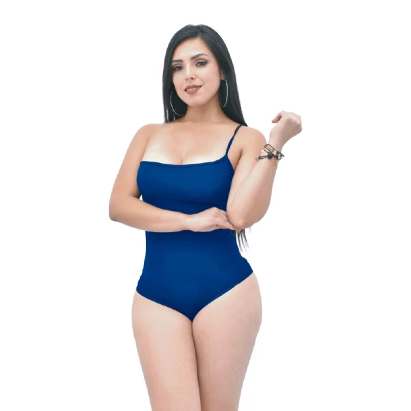 Un toque de elegancia con el body de un tirante color azulino. Incluye faja interna.