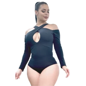 Mujer realzando su belleza y moldeando su cuerpo con el body faja de manga larga