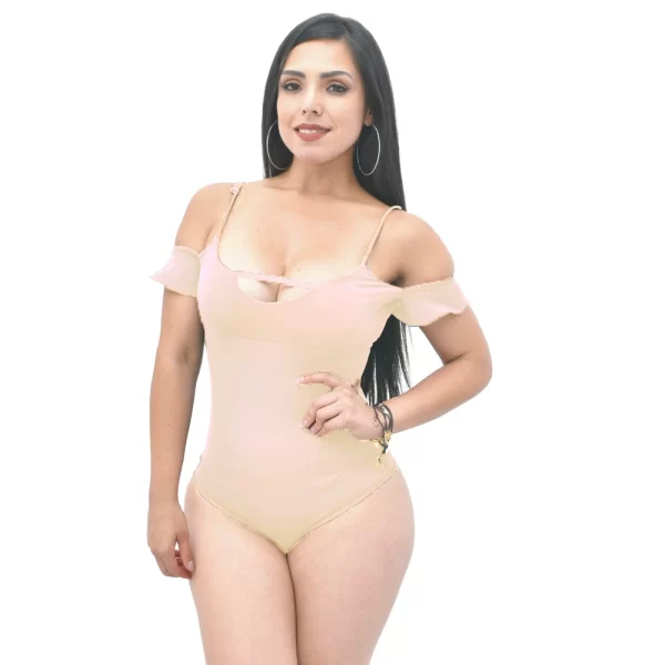 Luciendo asombrosa y elegante con el body faja manga corta de tirantes color beige