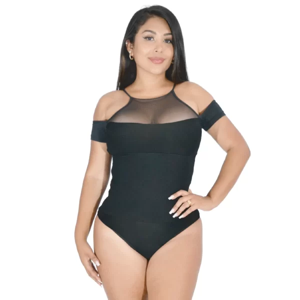 Luciendo deslumbrante y segura con el body-faja reductora color negro con transparencias