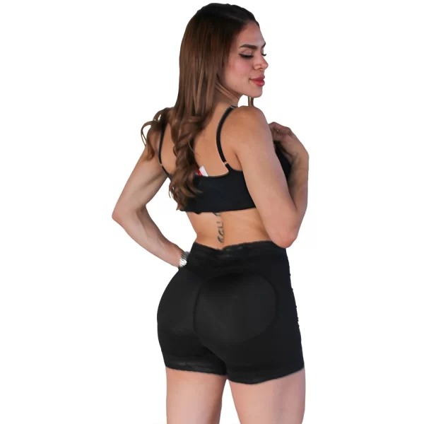 Boxer levanta pompa negro