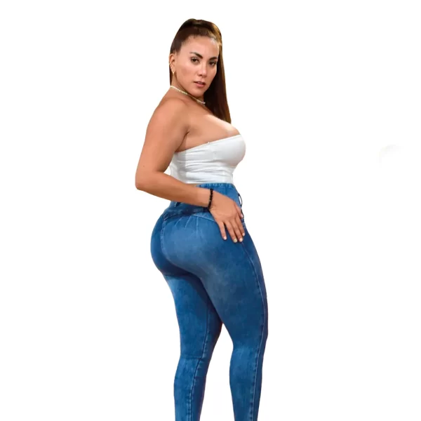 Modelo con pantalón levanta glúteos