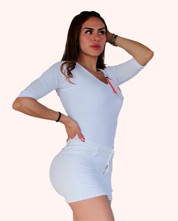 Modelando short levanta glúteos en color blanco combinado con blusa manga larga