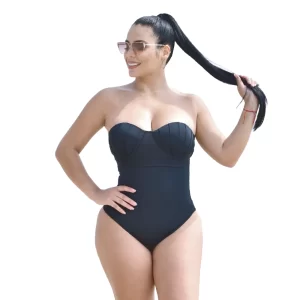 Traje de baño strapless con faja reductora y copas plisadas. Color negro