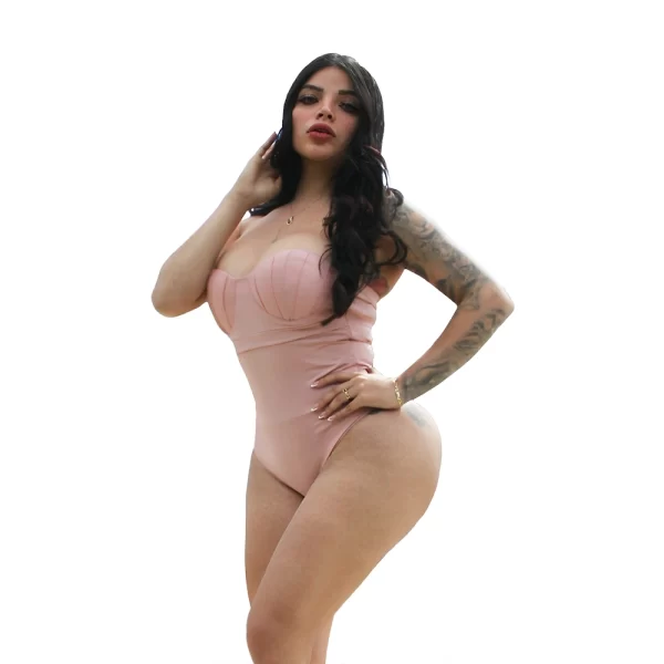 Traje de baño strapless con faja reductora de copas plisadas. Color rosa bebé