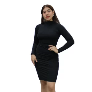 Mujer luciendo elegante con un vestido de cuello alto color negro con faja integrada