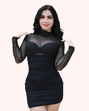 Usando un vestido con faja en color negro 