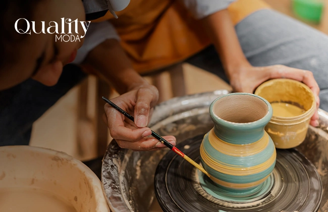 Artesano creando objetos con métodos tradicionales