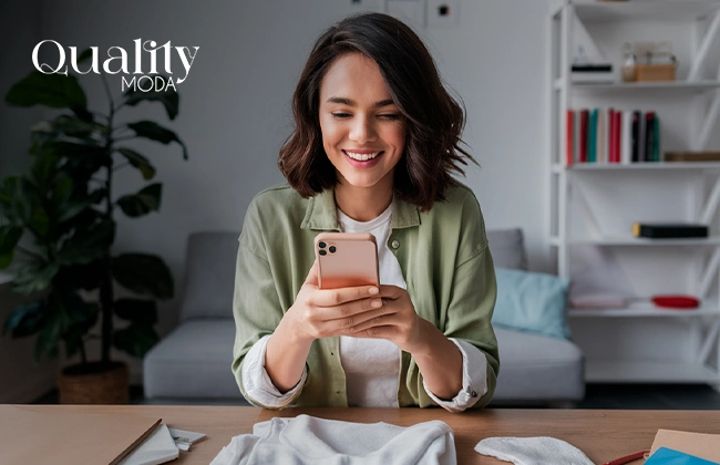 Mujer usando una estrategia para vender ropa por redes sociales