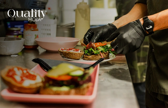 Joven preparando alimentos con todas las medidas higiénicas requeridas