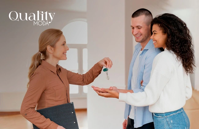 Persona entregando las llaves de una habitación a una pareja