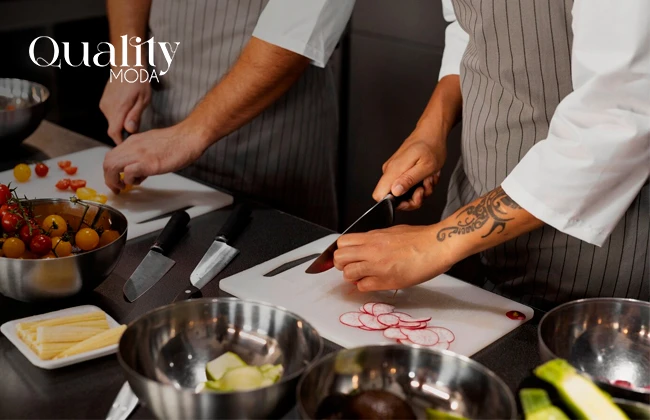 Varias personas cocinando, una buena idea de negocio 