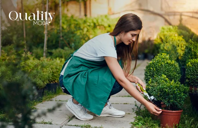 Joven cuidando las plantas de un jardín