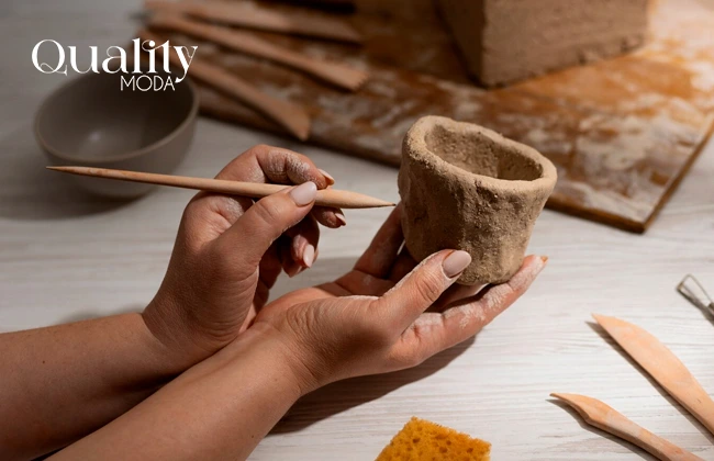 Artesano decorando una pieza de barro