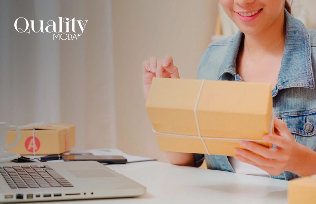 Joven con una caja de un producto en sus manos, en alusión a las ventas a través de internet