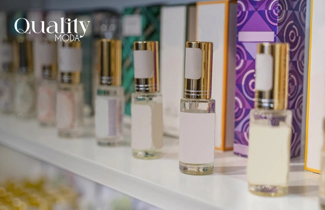 Varios perfumes en exhibición