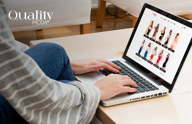 Mujer revisando en su laptop una tienda en línea que vende fajas