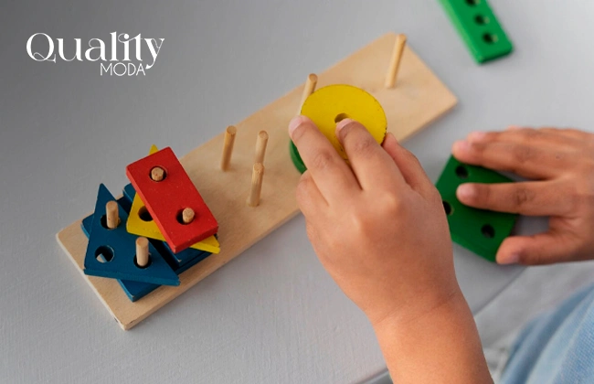 Niño interactuando con juguetes didácticos