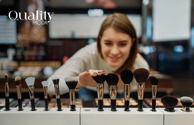 Vendedora mirando sus productos de maquillaje en una tienda