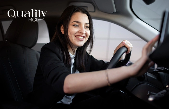 Mujer sonriendo mientras conduce un auto