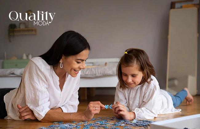 Joven y niña pequeña jugando en una habitación