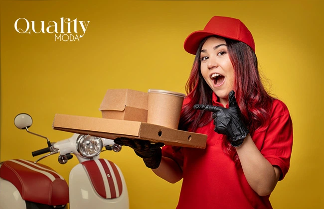 Joven vestida de rojo con un pedido de comida para entregar en motocicleta