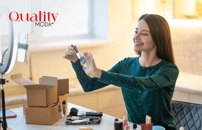 Mujer sonriendo frente a una mesa donde hay varios productos de belleza